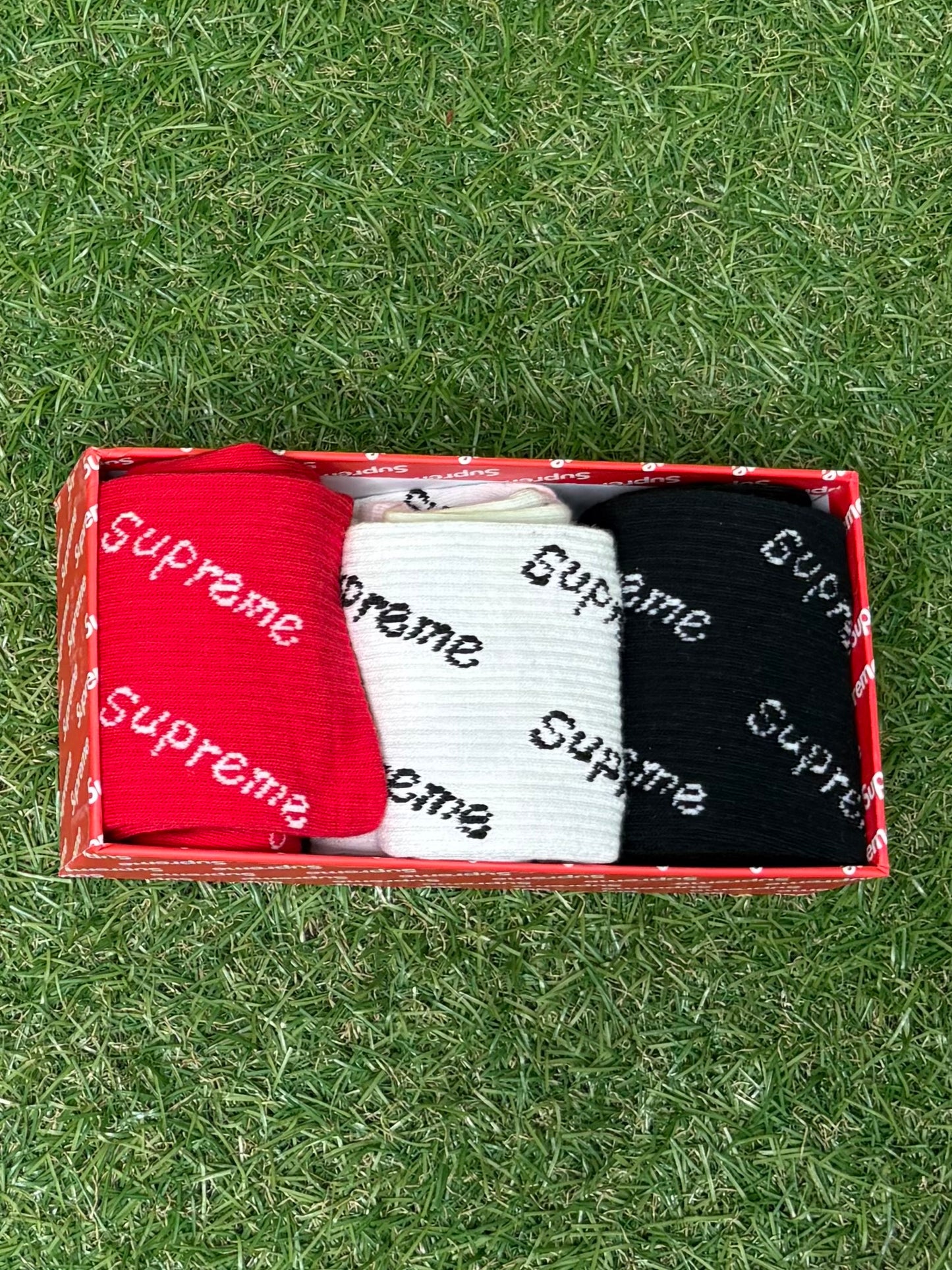 SUPREME 3-PACK SOCKS RED BLACK AND WHITE (ON HAND)