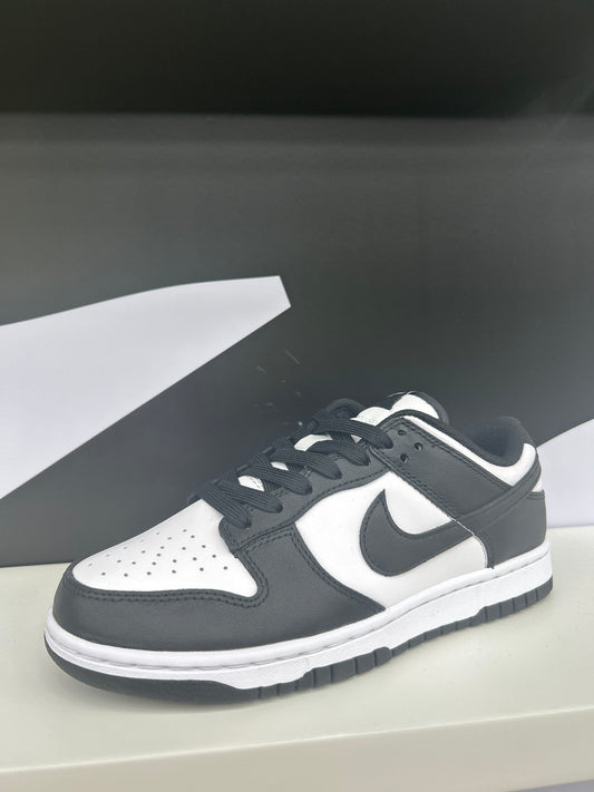 NK BLACK/WHITE SNEAKER (ON HAND)